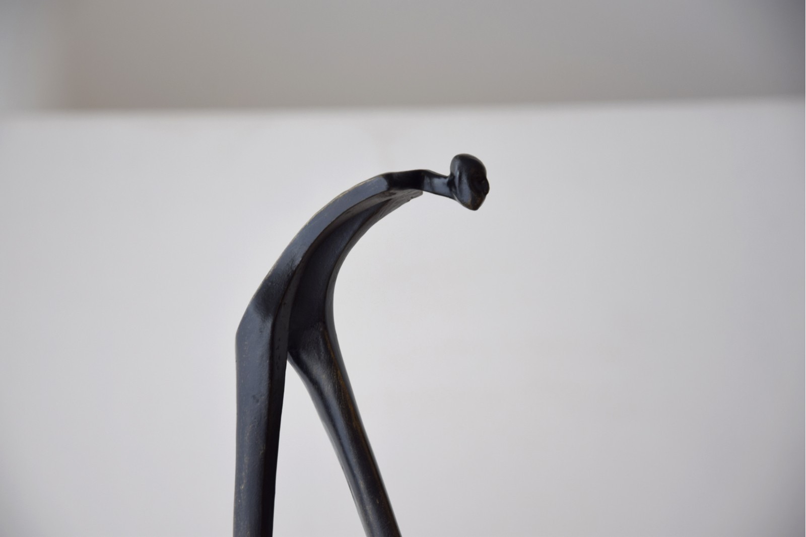 ESCULTURA CAMINANTE. METAL Y MARMOL