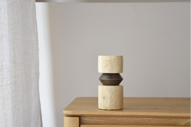 FORMA N2. CANDELABRE.TRAVERTIN ET METAL | VP Interiorismo