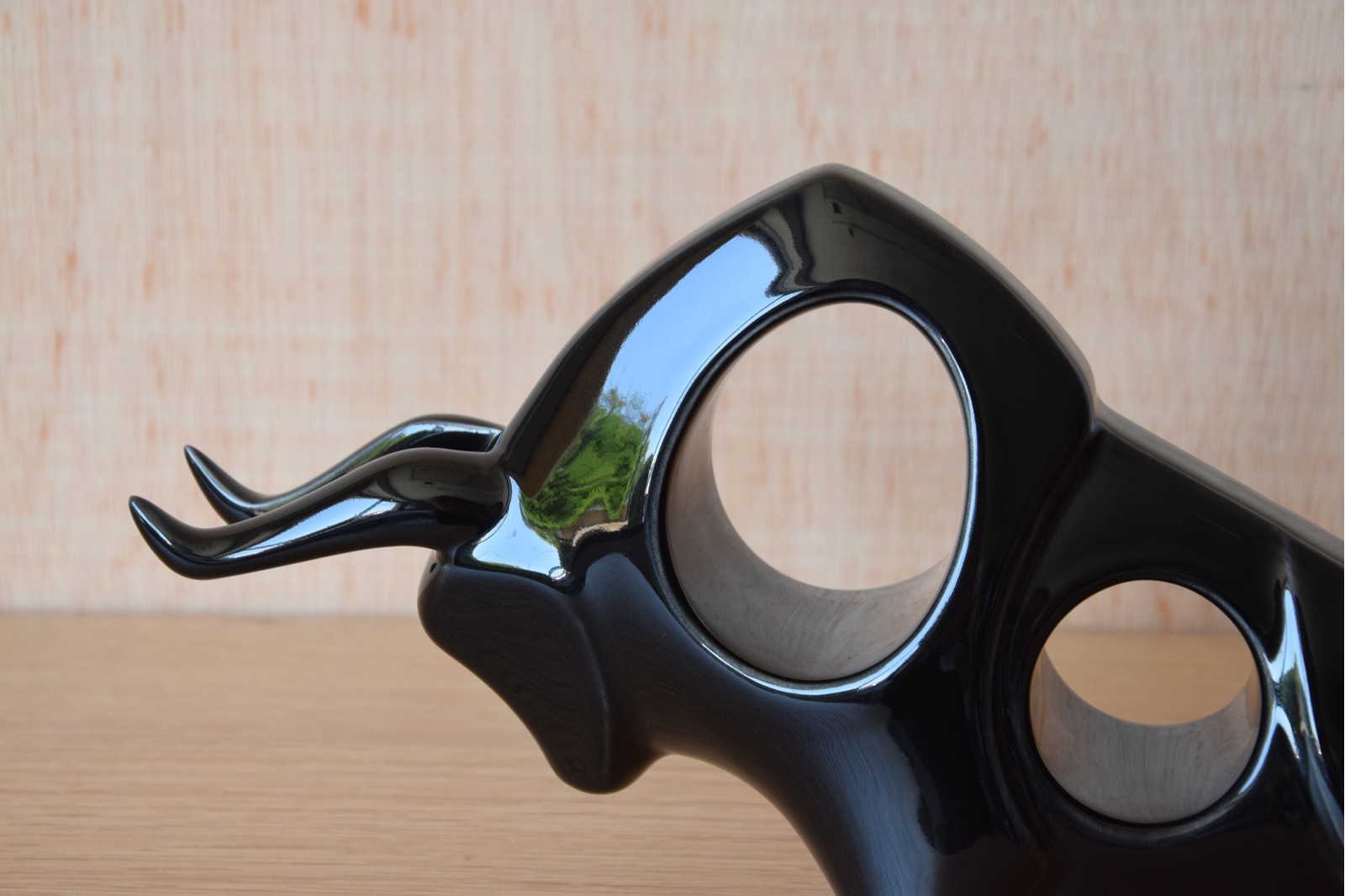 TORO CERÁMICA NEGRO. LATERAL