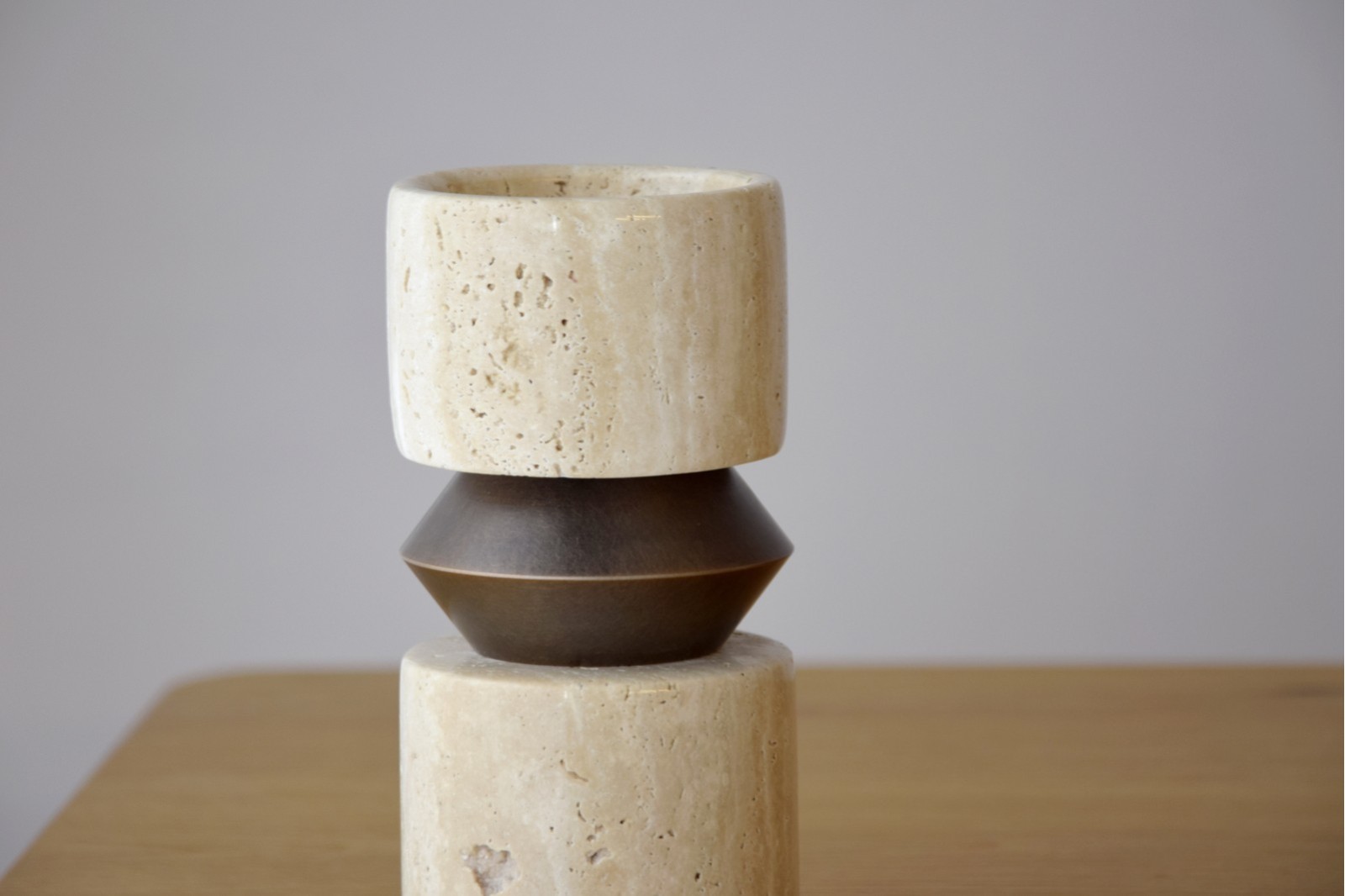 CANDELABRO FORMA N2.TRAVERTINO Y METAL