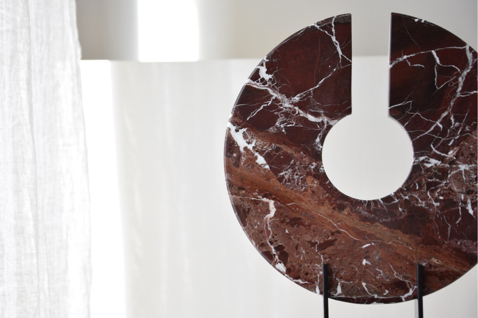 ESCULTURA ARNELA N1. MARMOL Y METAL