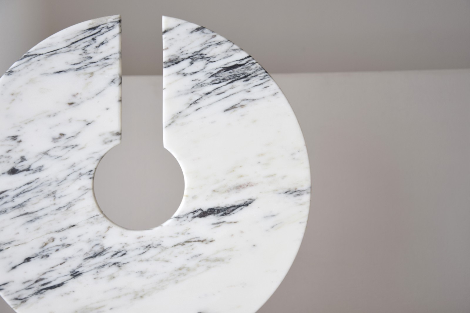 ESCULTURA ARNELA N2. MARMOL Y METAL