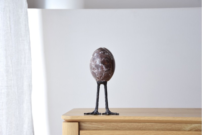 EGG N2. SCULPTURE. MARBLE AND METAL | VP Interiorismo