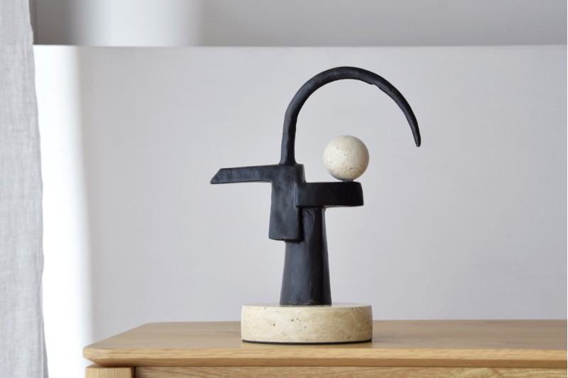 RULA. SCULPTURE. METAL AND TRAVERTINE | VP Interiorismo