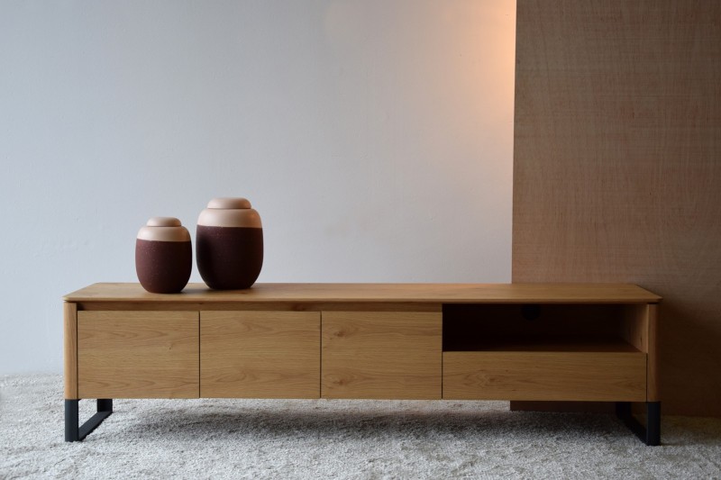 TV CABINET. MATT NATURAL OAK AND BLACK STEEL  BASE | VP Interiorismo