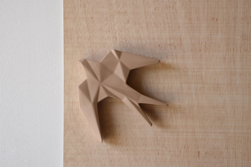 CERAMIC SWALLOW TO HANG ON THE WALL. NUDE. SMALL | VP Interiorismo