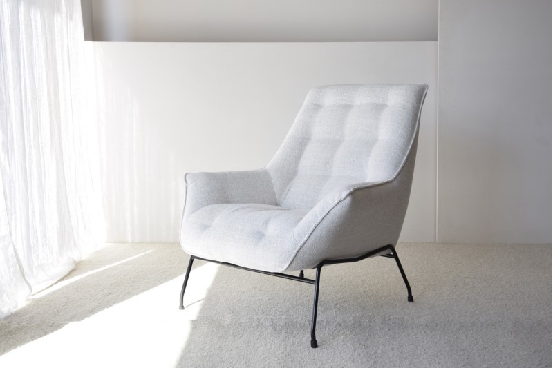 FAUTEUIL A HAUT DOSSIER. REVETEMENT EN BEIGE | VP Interiorismo