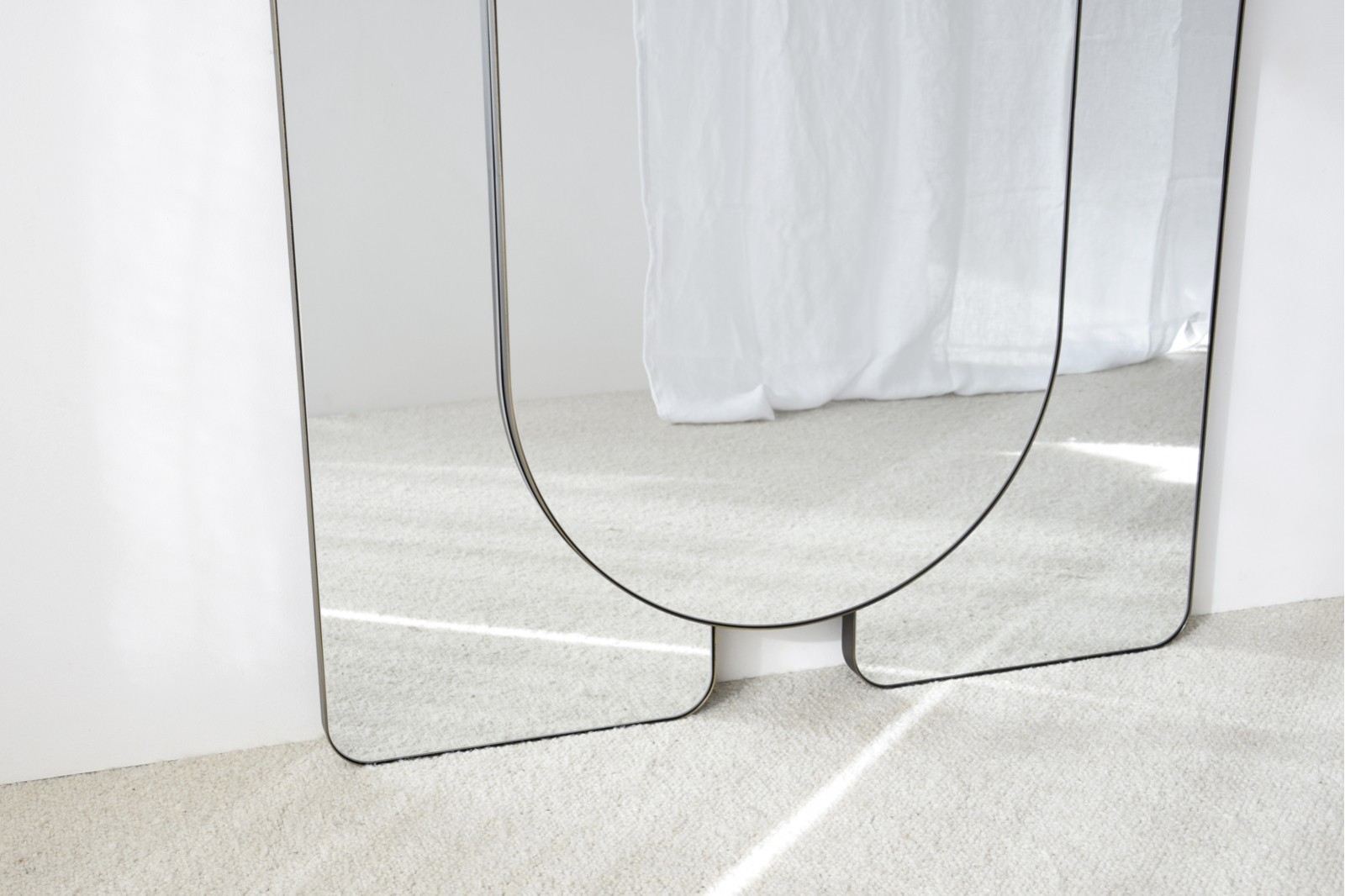 ESPEJO DECORATIVO DE SUELO. METAL OSCURO