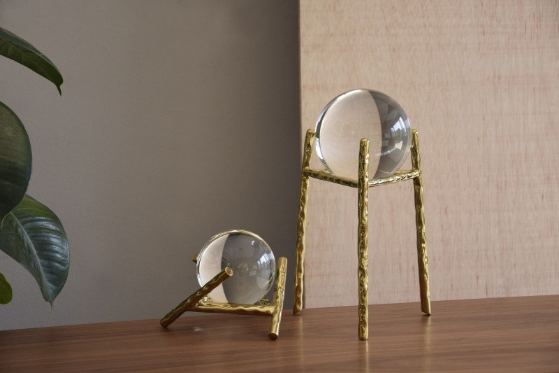 BOLA CRISTAL CON BASE ACERO DORADO.GR