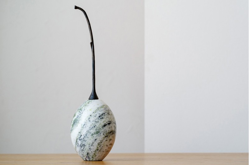 SCULPTURE PEAR N1. MARBLE AND METAL. LARGE | VP Interiorismo