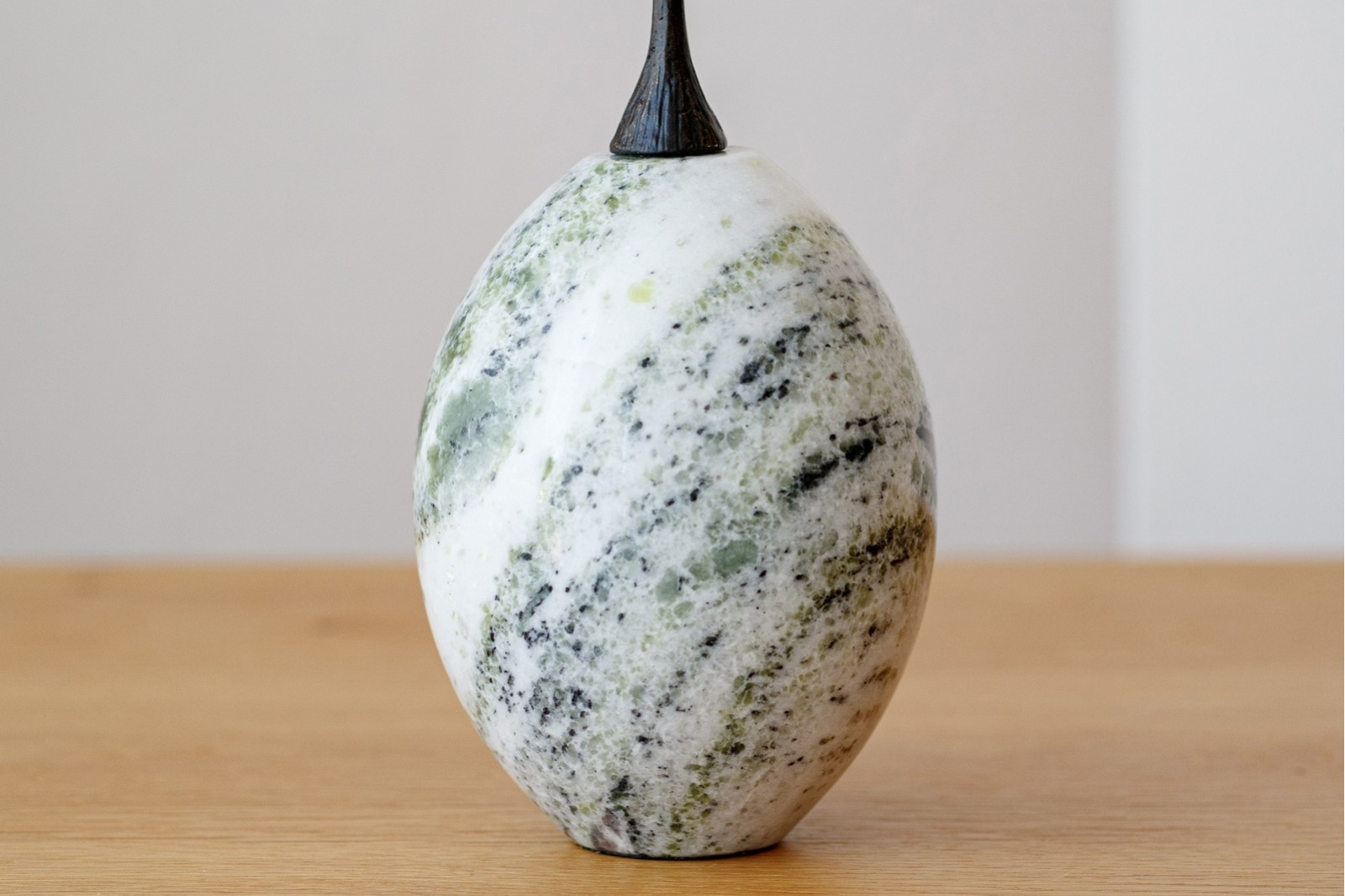 ESCULTURA PERA N1. MARMOL Y METAL. GR