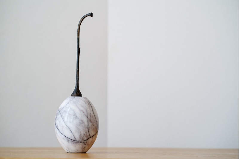 SCULPTURE PEAR N2. MARBLE AND METAL. SMALL | VP Interiorismo