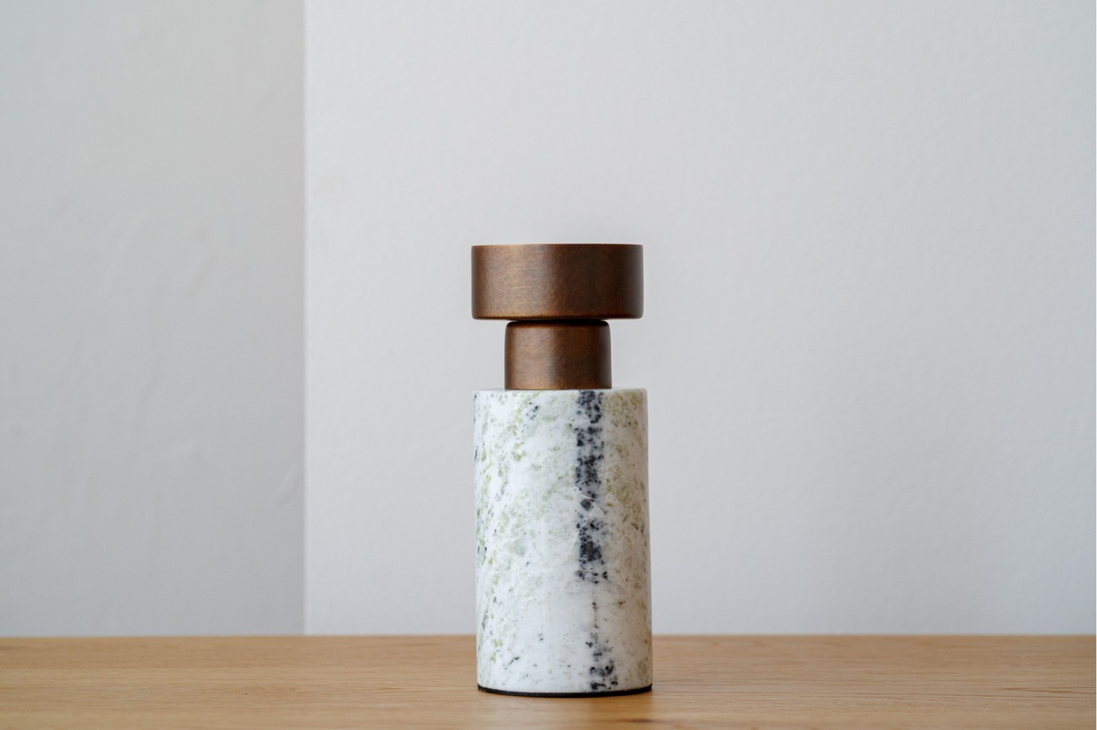 CANDELABRO EN METAL Y MARMOL VERDE. PEQ.