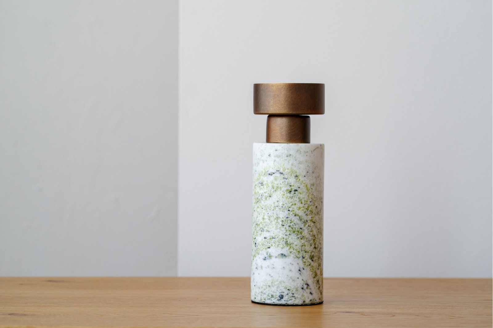 CANDELABRO EN METAL Y MARMOL VERDE. GR.