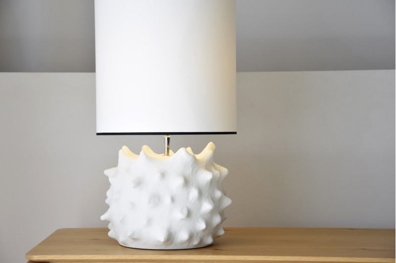 CERAMIC TABLE LAMP. SOLAR. WHITE. LOW | VP Interiorismo