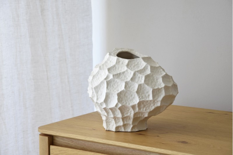 CERAMIC VASE. LUNAR. MAT WHITE. LOW | VP Interiorismo
