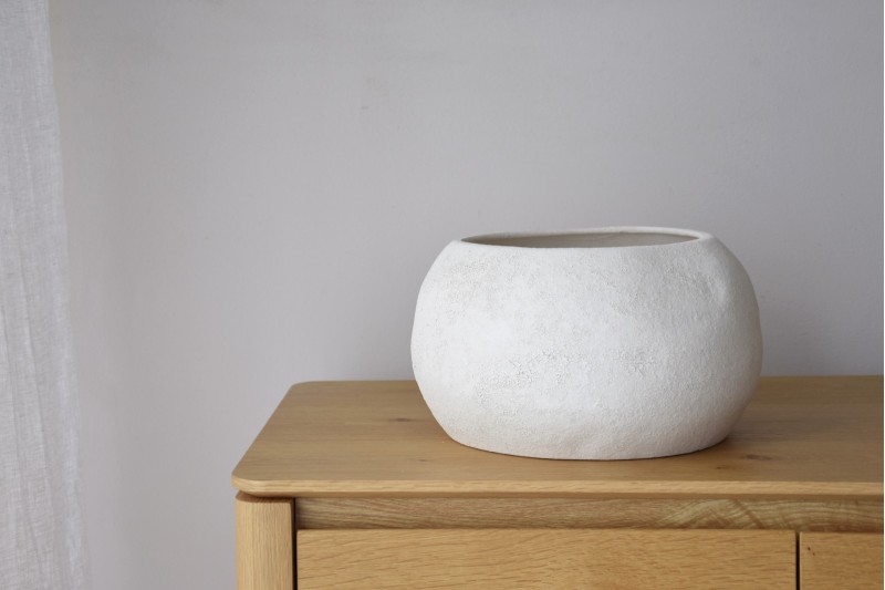 CENTREPIECE DUBAI. WARM WHITE TEXTURED  CERAMIC | VP Interiorismo