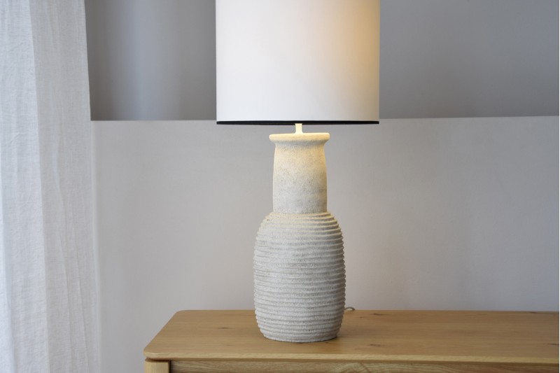 CERAMIC TABLE LAMP MITU. SAND COLOUR. BIG | VP Interiorismo