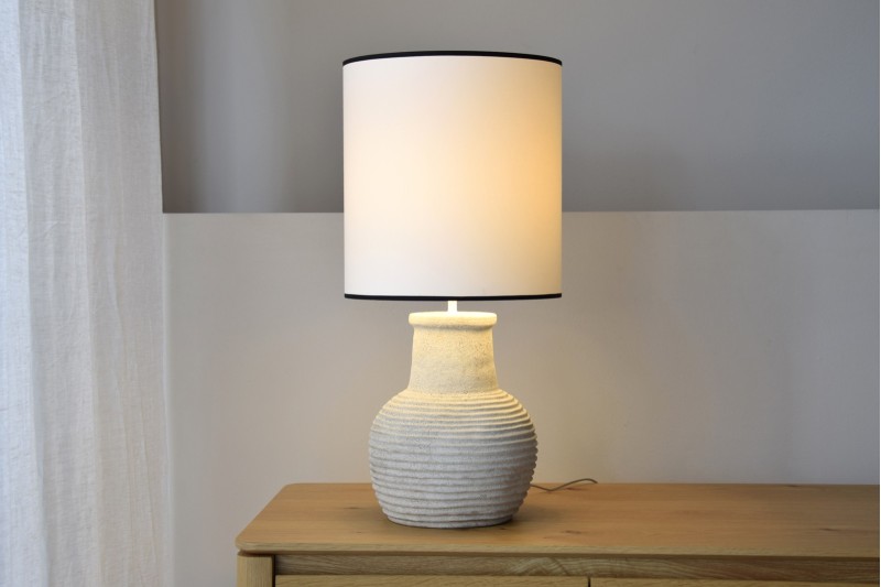 CERAMIC TABLE LAMP MITU. SAND COLOUR. LOW | VP Interiorismo