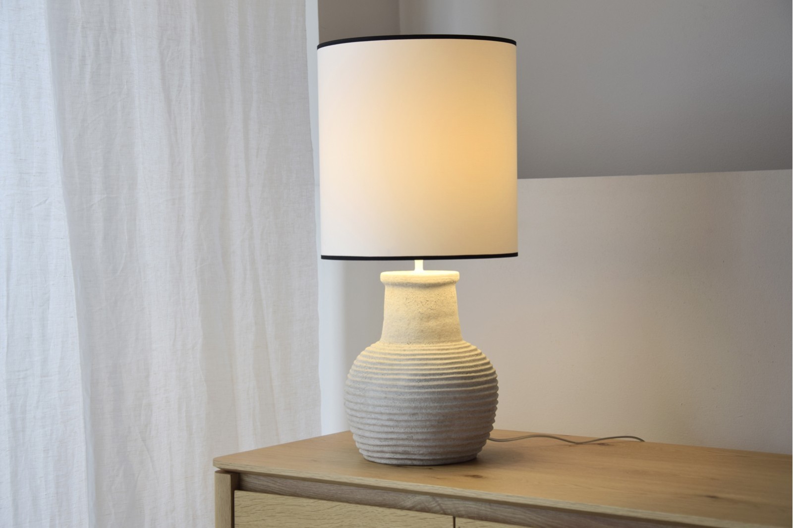 LÁMPARA MESA CERÁMICA MITU. ARENA. BAJA