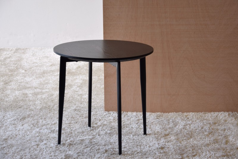 ROUND SIDE TABLE.MATT BLACK ASH VENEER.METAL.H | VP Interiorismo