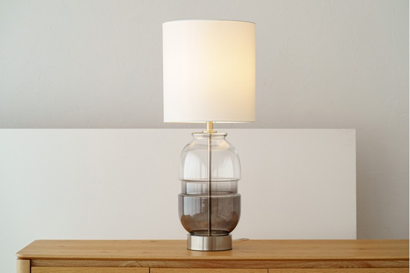 EDA TABLE LAMP. SMOKED GREY GLASS WITH LAMPSHADE | VP Interiorismo