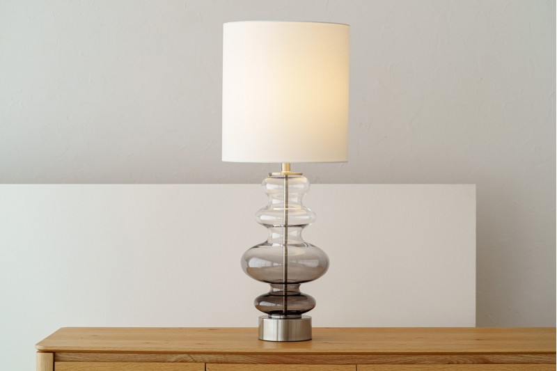 AVA TABLE LAMP. SMOKED GLASS WITH LAMPSHADE | VP Interiorismo