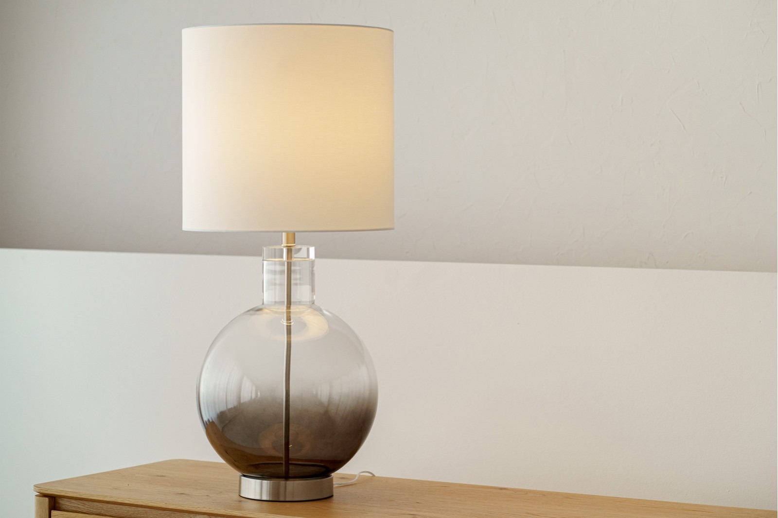 LAMPARA UMA. VIDRIO AHUMADO CON PANTALLA