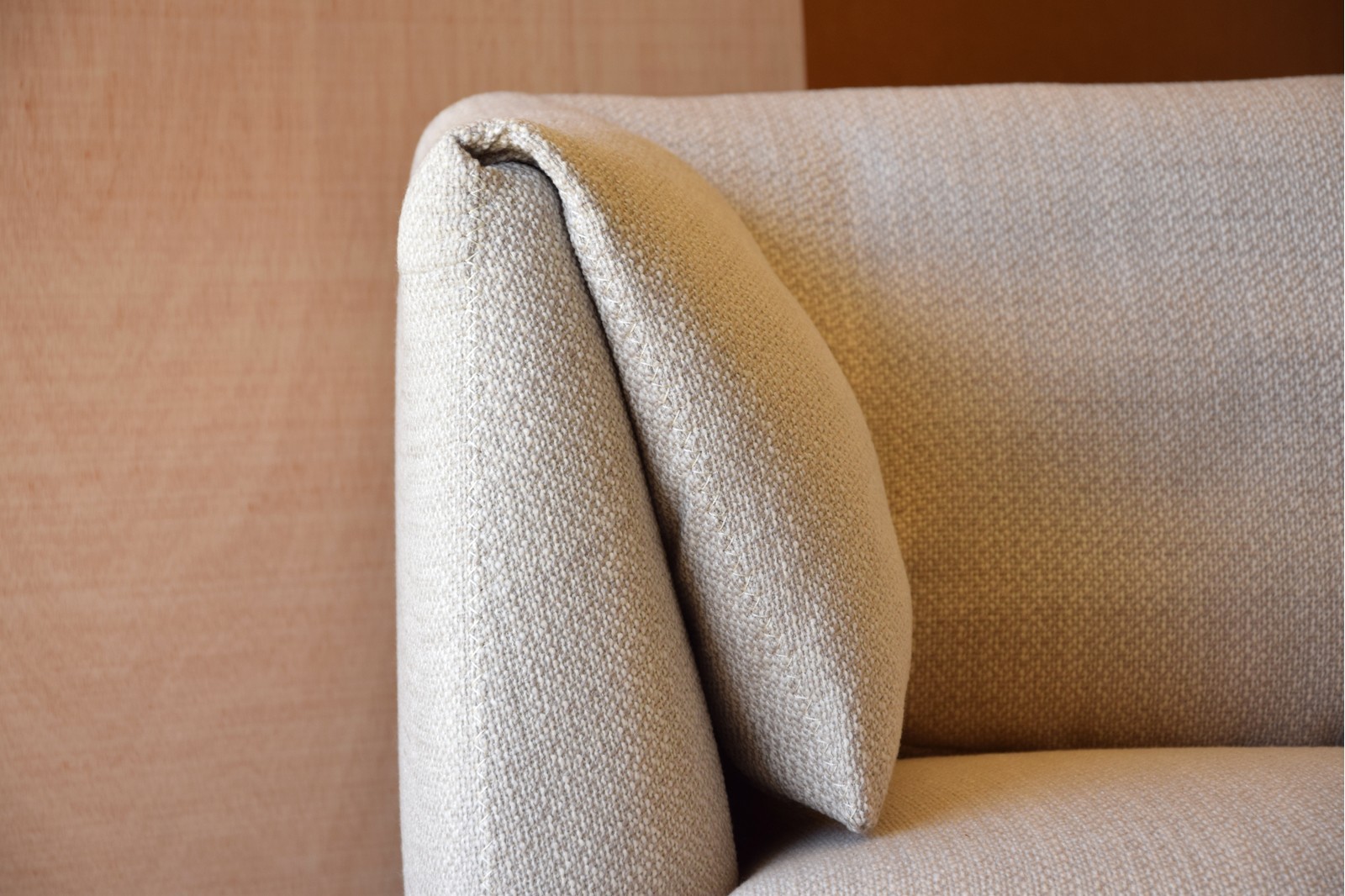 BUTACA TAPIZADA EN TONO MARFIL