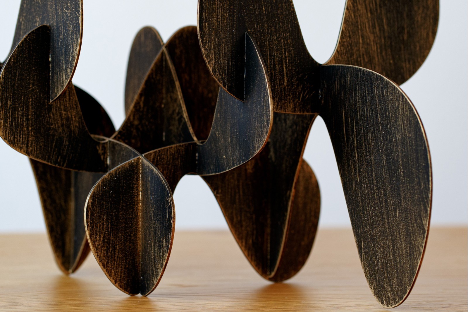 ESCULTURA LAMINA GR. METAL. NEGRO ORO