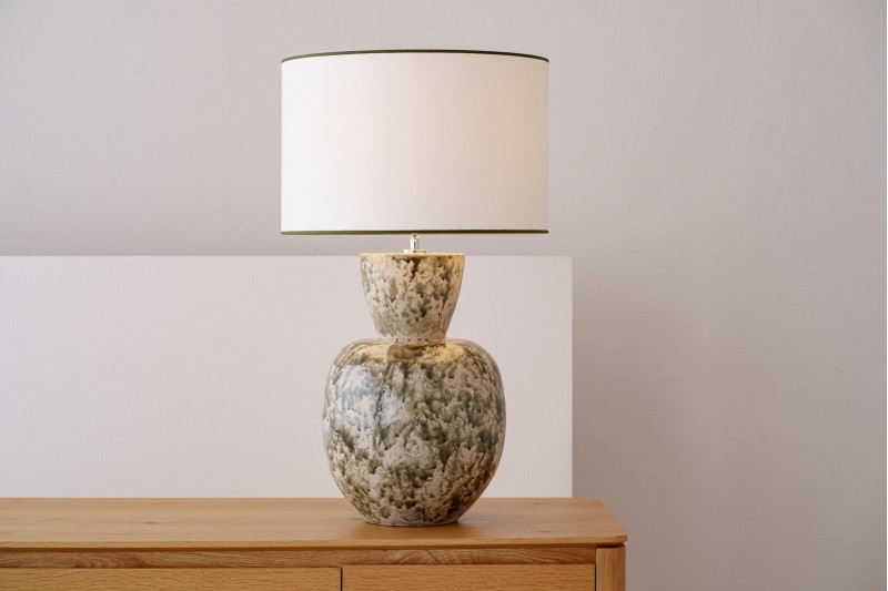 CERAMIC TABLE LAMP. MOSS. LAMPSHADE | VP Interiorismo