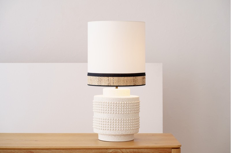 CERAMIC TABLE LAMP SOHO. WHITE TEXTURE | VP Interiorismo