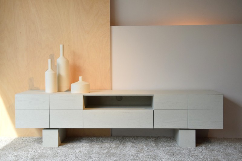 TV CABINET. OAK IN WARM MATT WHITE TONE | VP Interiorismo