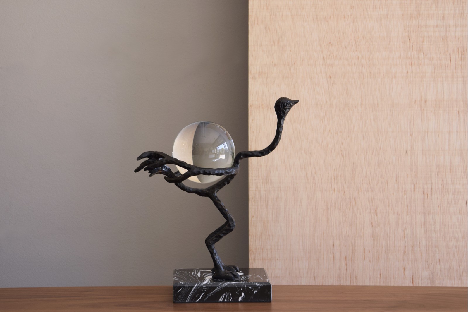 AVESTRUZ EN METAL, CRISTAL Y MARMOL BAJA