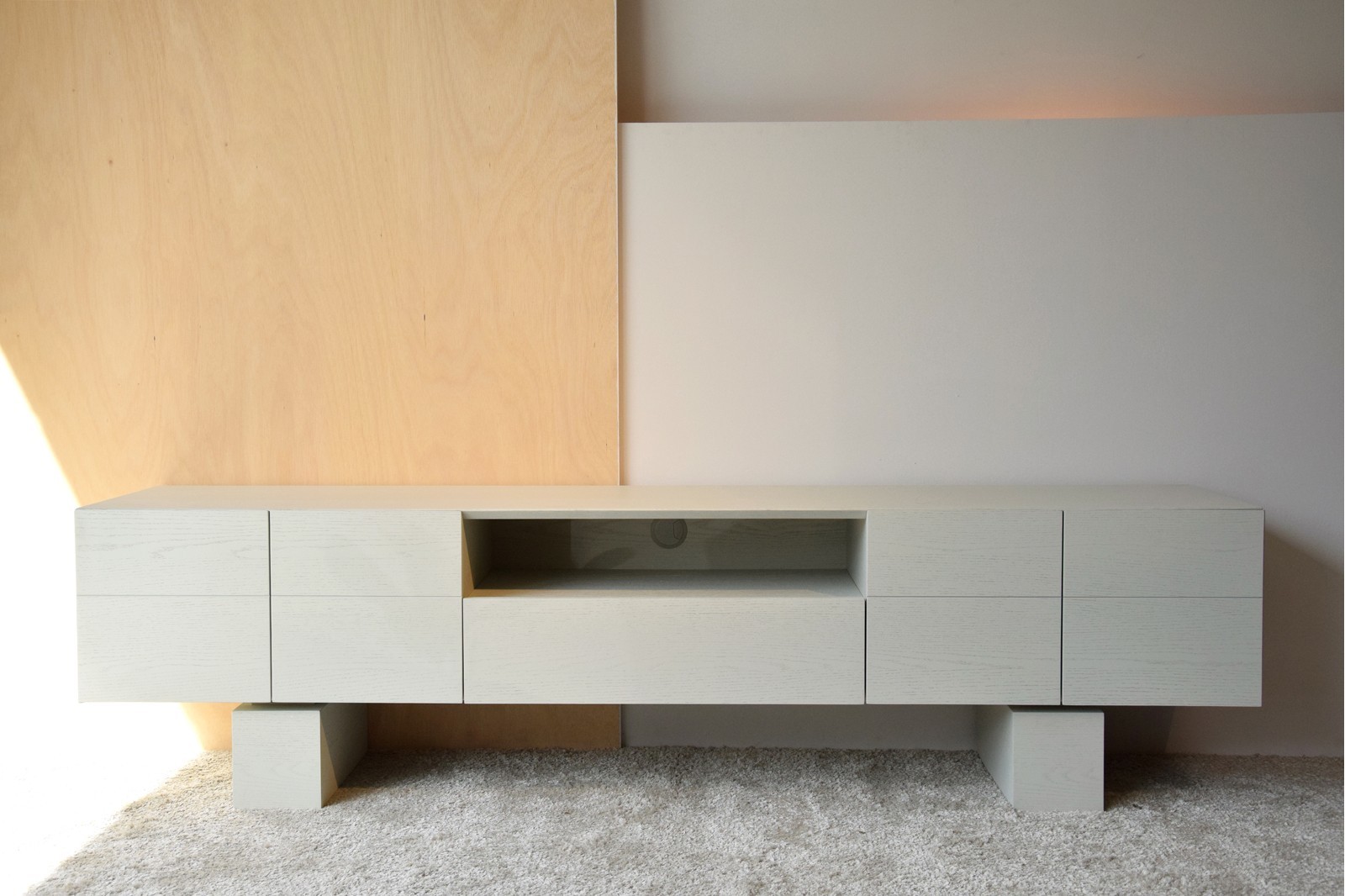 MUEBLE TV ROBLE EN TONO BLANCO ROTO MATE
