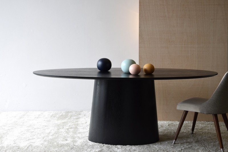 TABLE DE REPAS OVALE FRENE NOIR MAT | VP Interiorismo