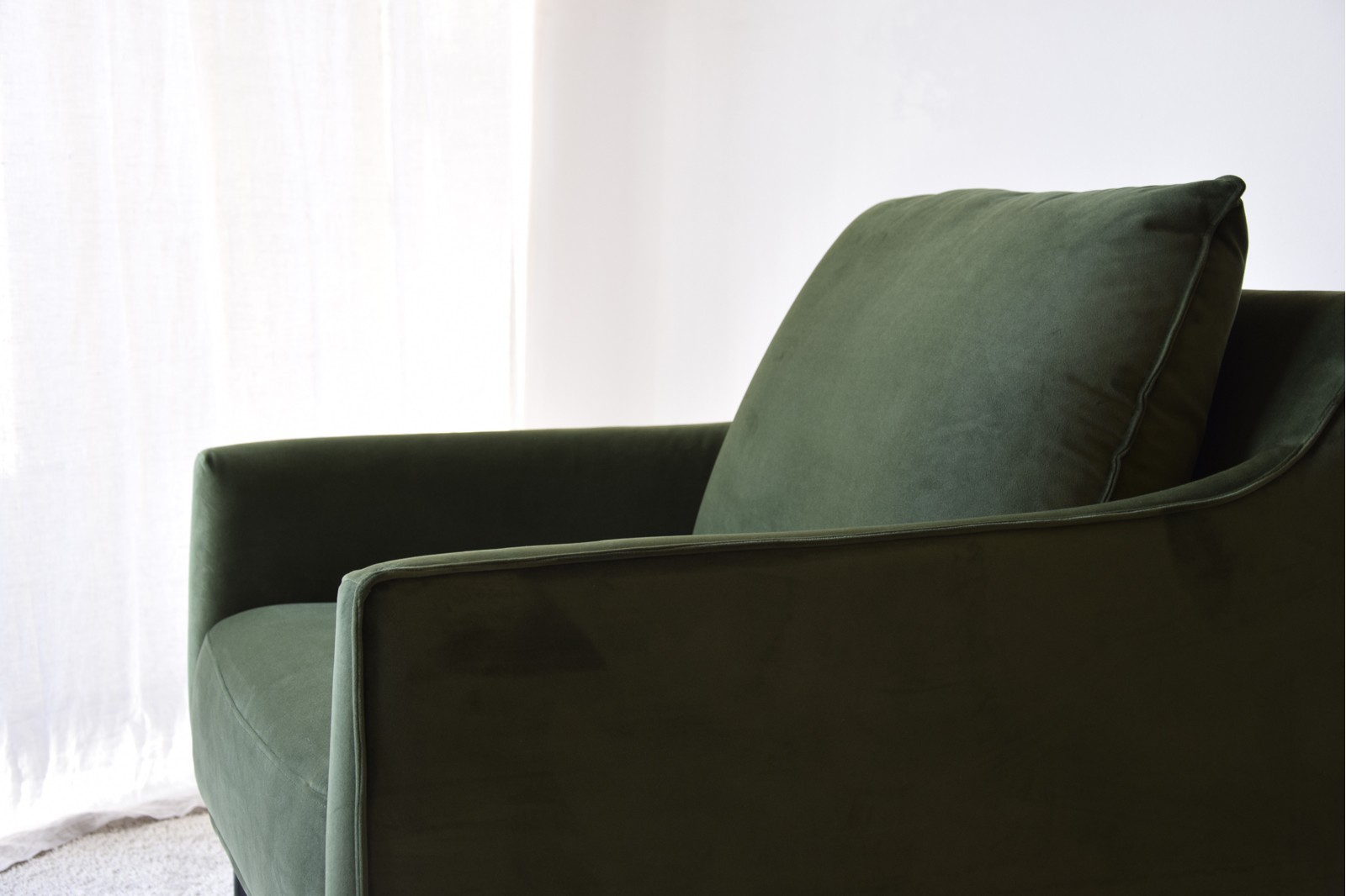 BUTACA TAPIZADA EN TERCIOPELO VERDE