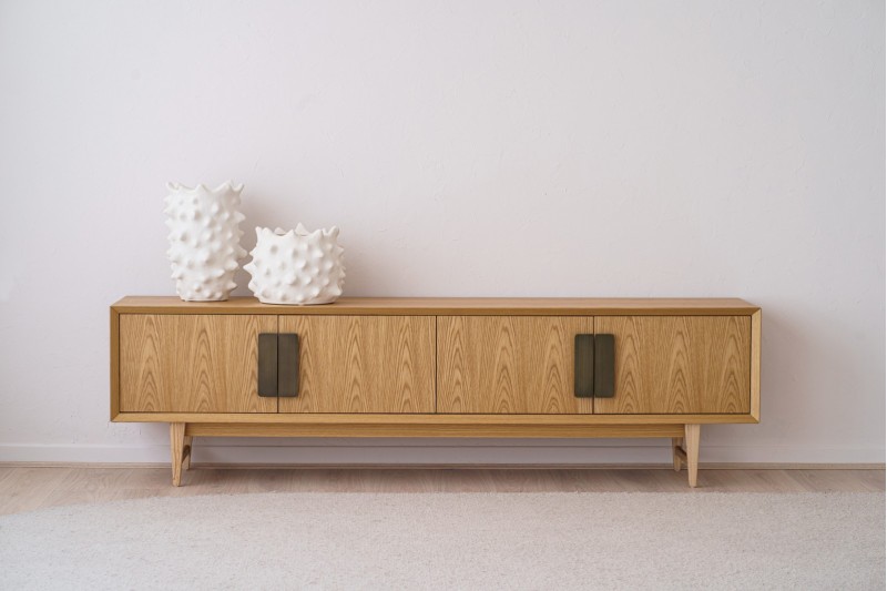 TV CABINET OIA. OAK AND ANTIQUE BRASS | VP Interiorismo