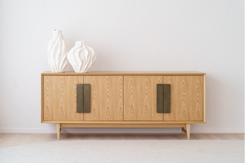 SIDEBOARD OIA. OAK AND ANCIENT BRASS METAL | VP Interiorismo