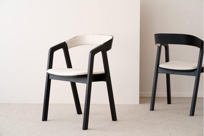 SET OF 2 AIRA CHAIRS. WOOD. BLACK AND BEIGE | VP Interiorismo