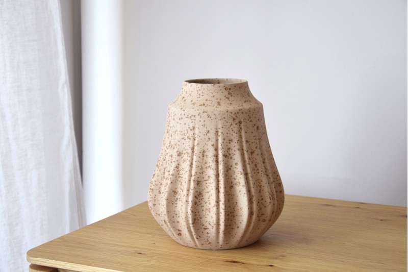 CERAMIC VASE -BELLOWS-. LIGHT BROWN TEXTURE | VP Interiorismo