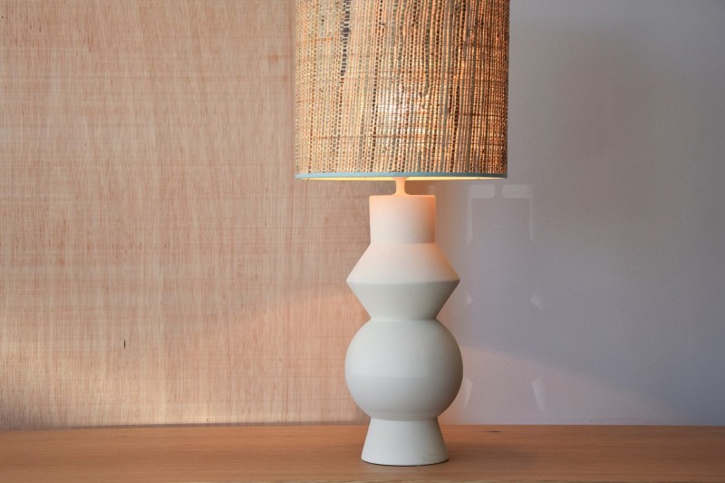 CERAMIC TABLE LAMP FORMA W- SHADE. WARM WHITE | VP Interiorismo