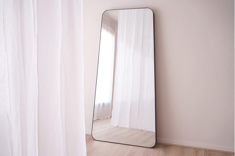 DECORATIVE FLOOR MIRROR N4. DARK METAL FRAME | VP Interiorismo