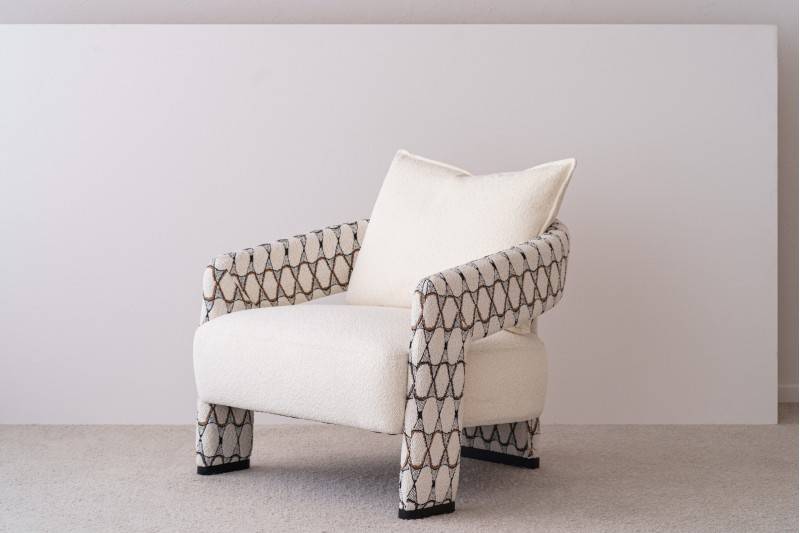 ARMCHAIR. BEIGE AND PATTERN UPHOLSTERED DOUBLE | VP Interiorismo