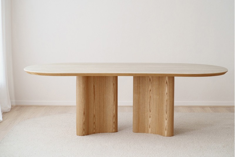 TABLE A MANGER INCURVEE. CERAMIQUE GRIS ET FRENE | VP Interiorismo