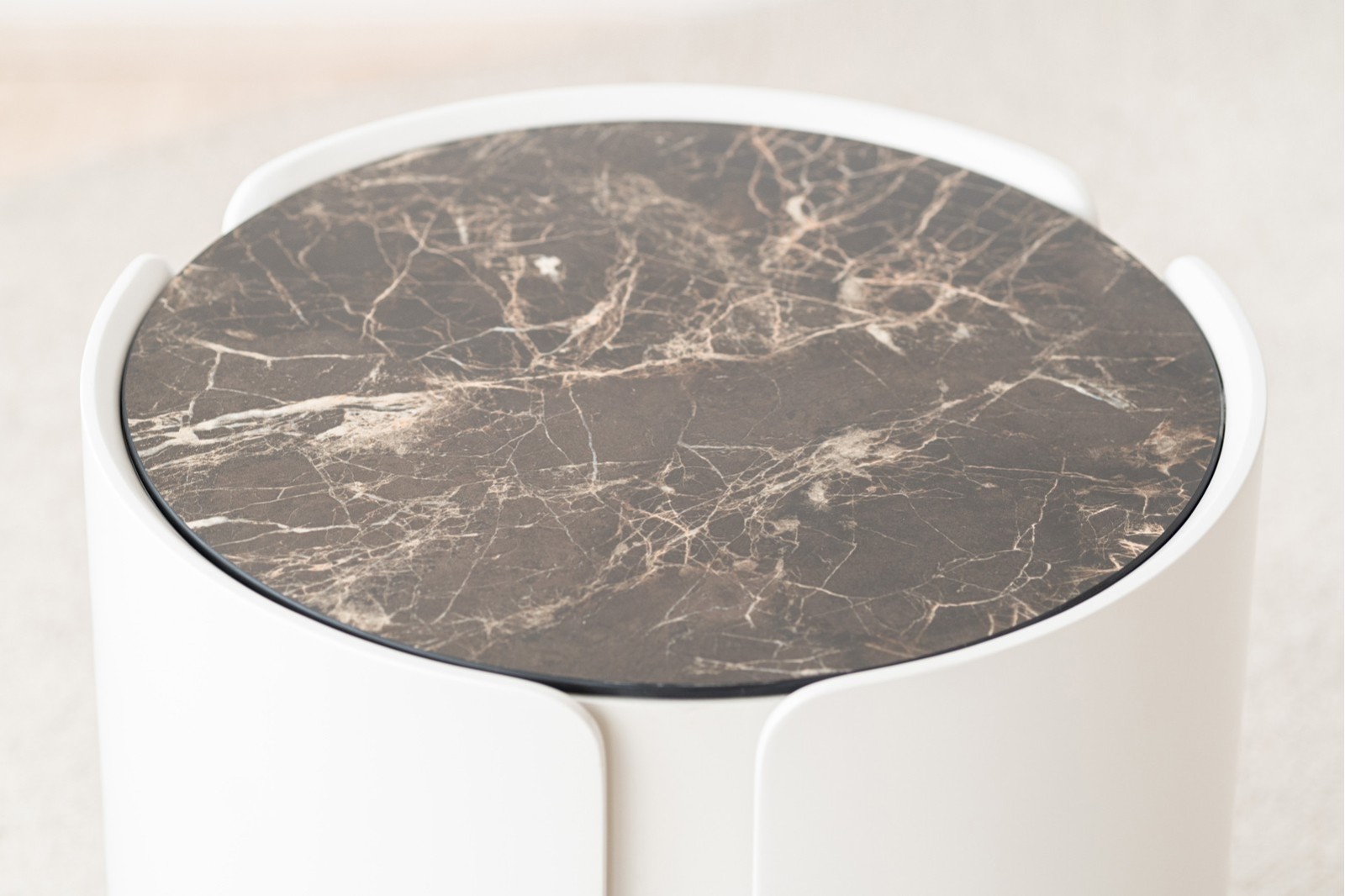 MESA AUXILIAR N.50.GRIS Y CERAMICO.