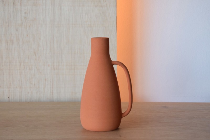 COLLECTION DE PICHETS : BOUTEILLES EN CÉRAMIQUE AVEC POIGNÉE | VP Interiorismo