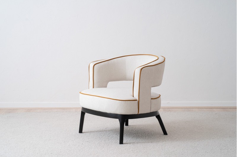 FAUTEUIL. COULEUR SABLE ET MOUTARDE. NOIR CENDRE | VP Interiorismo