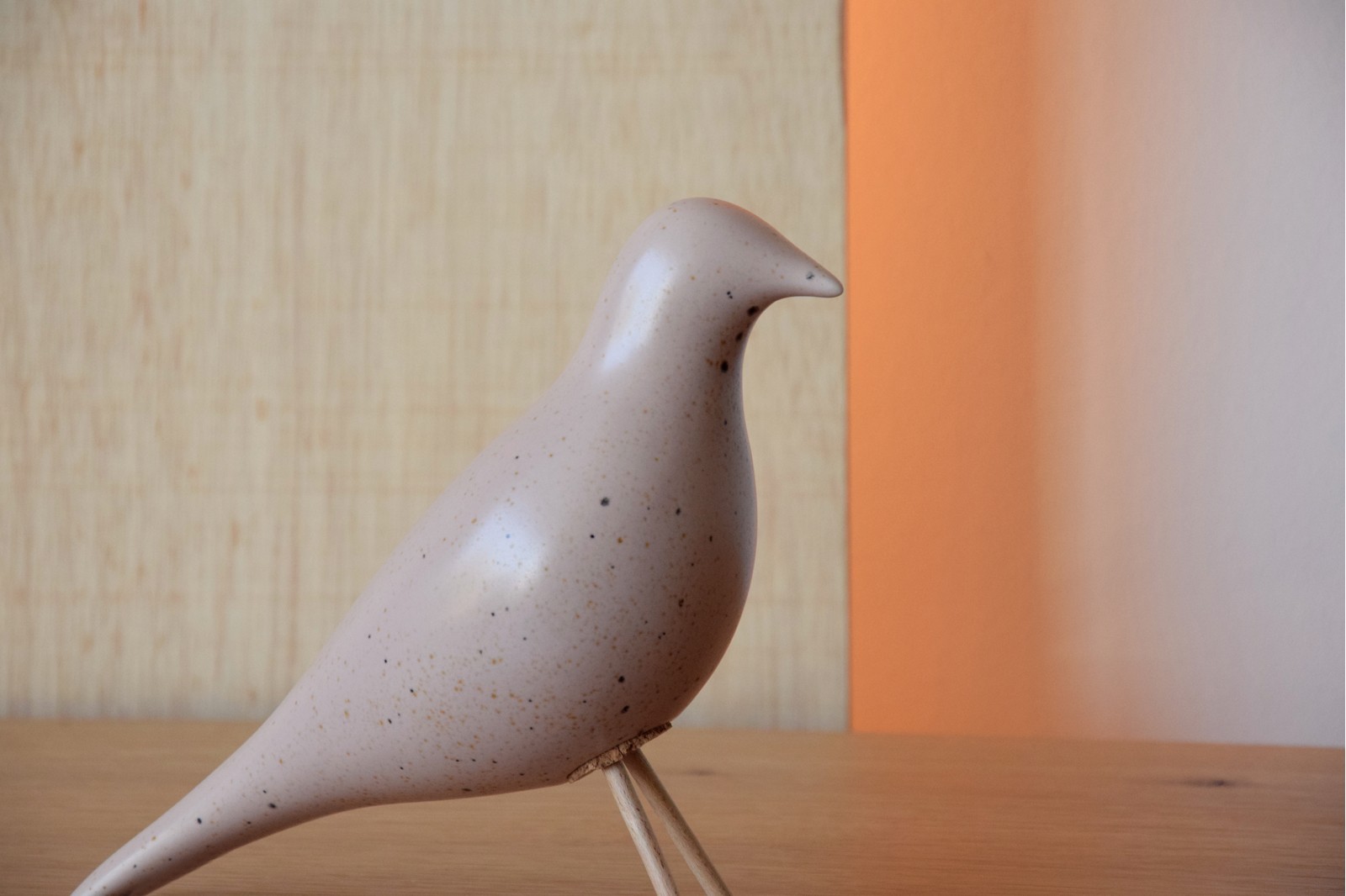 PAJARO CERAMICA ROSA CON PINTAS MATE