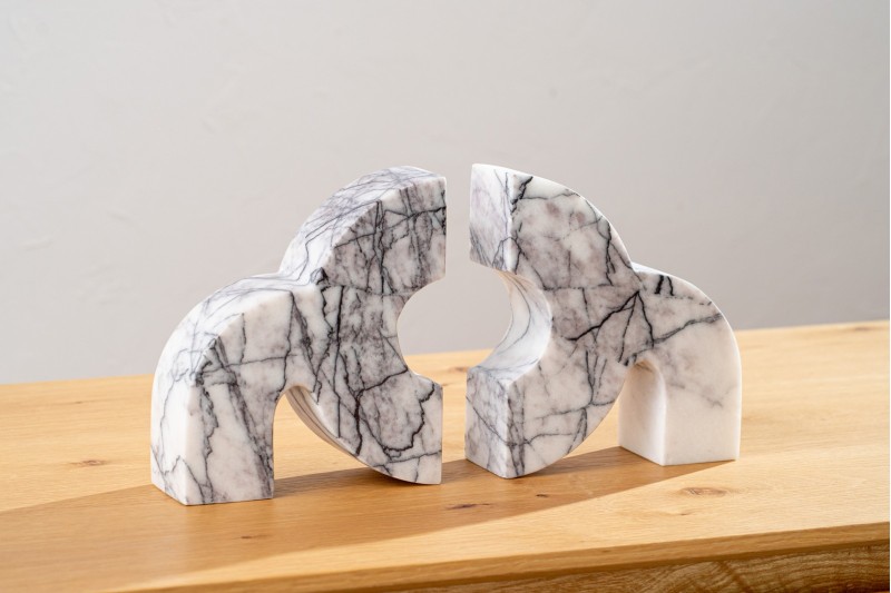 ESCULTURA MARMOL BLANCO GRIS.